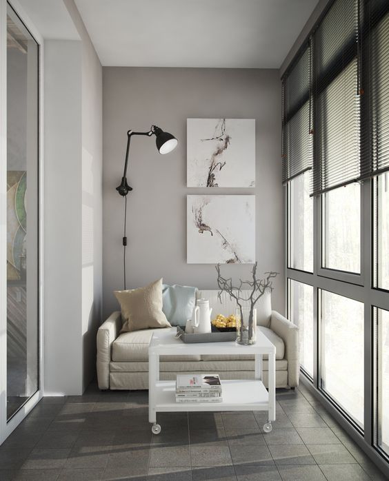 Balkon z widokiem Nowoczesna aranżacja balkonu z panoramicznym oknem, drewnopodobna podłoga i stylowe meble, inspiracja 2026.