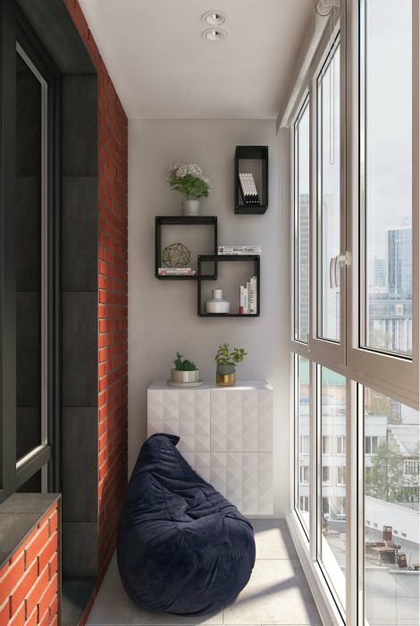 Relaks na balkonie Inspirujący projekt balkonu z oknem panoramicznym i wygodnym miejscem do siedzenia, trendy 2026.