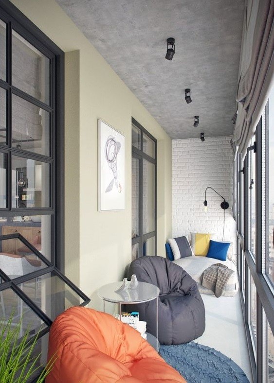 Zielony balkon Aranżacja balkonu z panoramicznym oknem, rośliny doniczkowe i minimalistyczne meble, inspiracje na 2026.