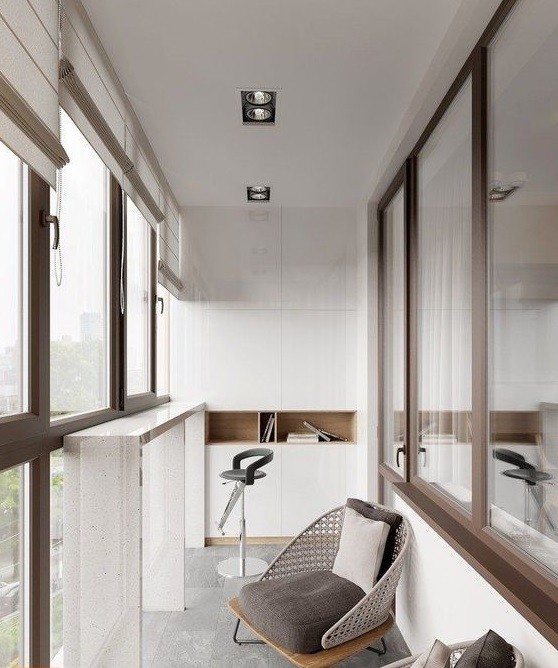 Elegancki balkon Elegancki balkon z panoramicznym oknem, stylowe krzesła i stolik kawowy, aranżacja na rok 2026.