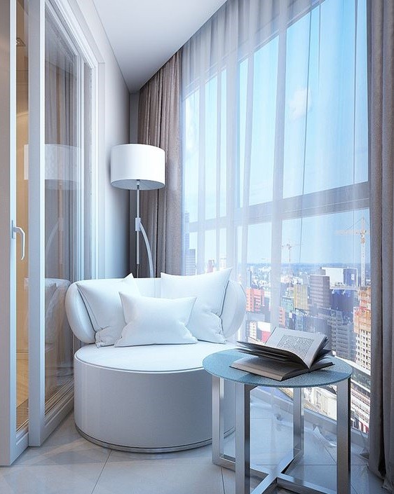 Widok na miasto Balkon z panoramicznym oknem, widok na miasto, nowoczesna aranżacja przestrzeni, trendy 2026.