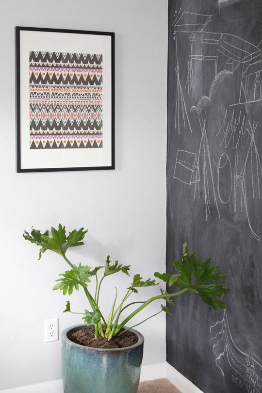 Minimalistyczny narożnik z lampą Inspiracje na dekorację narożnika: minimalistyczny design z lampą podłogową i grafikami.