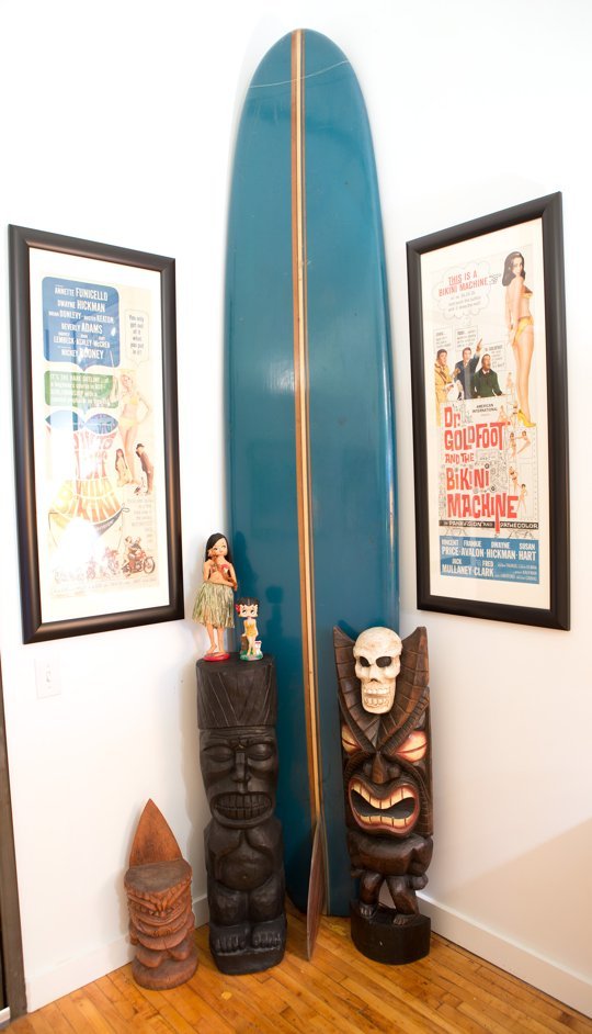 Fotel i lampa w rogu Ergonomiczne rozwiązanie: fotel w narożniku z lampą podłogową tworzący przytulny kącik do czytania.