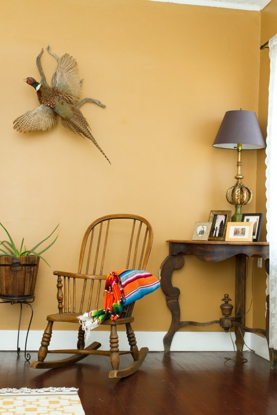 Narożnik w stylu boho Aranżacja narożnika w stylu boho: rośliny doniczkowe, dywan i poduszki tworzą ciepłą atmosferę.