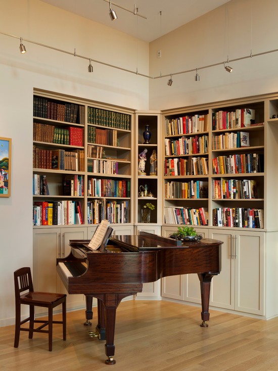 Zielony akcent w rogu Aranżacja narożnika z wykorzystaniem rośliny doniczkowej w nowoczesnym wnętrzu mieszkania.