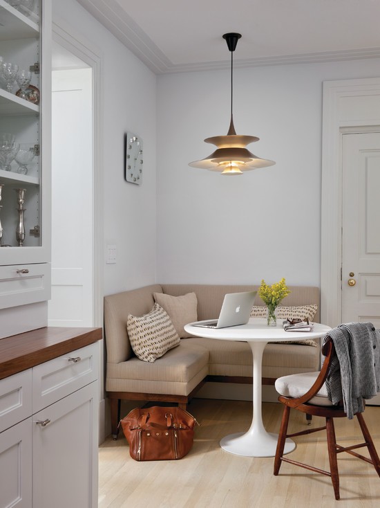 Funkcjonalny narożnik z lampą Ergonomiczne rozwiązanie: minimalistyczna dekoracja narożnika w mieszkaniu z lampą podłogową.