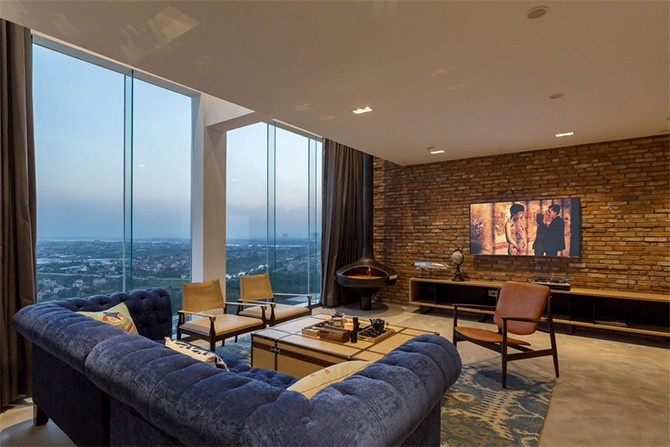 Kominek w salonie Wiszący kominek w centrum salonu w luksusowym apartamencie Warszawa.