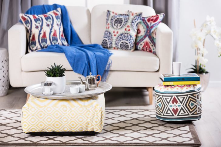 Kolorowe poduszki Poduszki dekoracyjne w różnych kształtach i kolorach ułożone na kanapie.