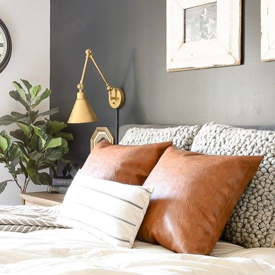 Podłogowe siedzisko Poduszki podłogowe w stylu rustykalnym tworzą wygodne miejsce do siedzenia.