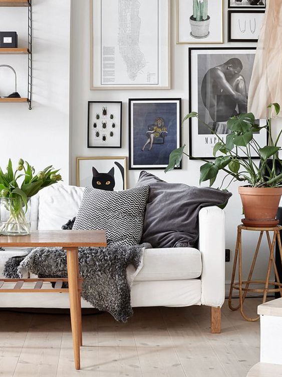 Beżowy relaks Aranżacja wnętrza z poduszkami dekoracyjnymi w odcieniach beżu i brązu.