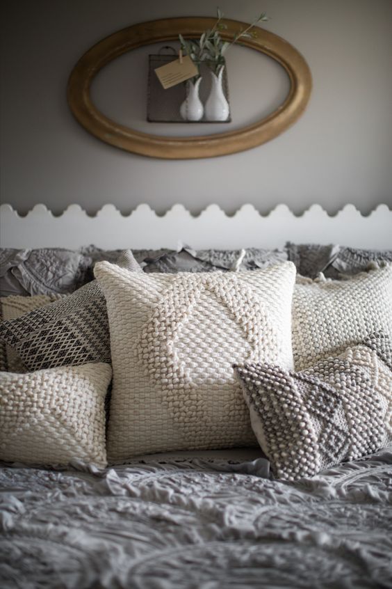 Nowoczesny design Poduszki dekoracyjne 2026: Nowoczesne wzory i tkaniny na sofie.