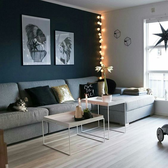 Naturalny komfort Duże poduszki podłogowe z naturalnych materiałów w jasnym salonie.