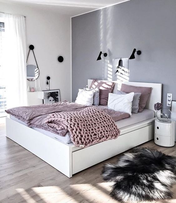 Geometryczne wzory Dekoracyjne poduszki z geometrycznymi wzorami na nowoczesnej kanapie.