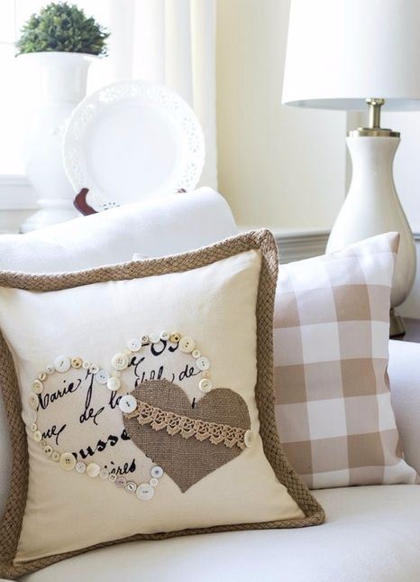 Poduszki: Mały Detal, Duży Efekt Kolorowe poduszki dekoracyjne DIY na sofie, idealne rozwiązanie do małego mieszkania.