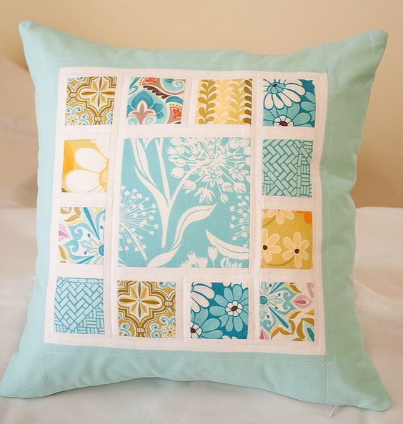 Rustykalny Komfort DIY Poduszki dekoracyjne DIY w stylu rustykalnym na drewnianym krześle, idealne do małego mieszkania.