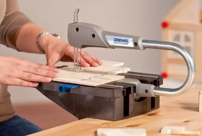 Różne narzędzia do obróbki drewna: ręczne narzędzia stolarskie w warsztacie majsterkowicza 2026.