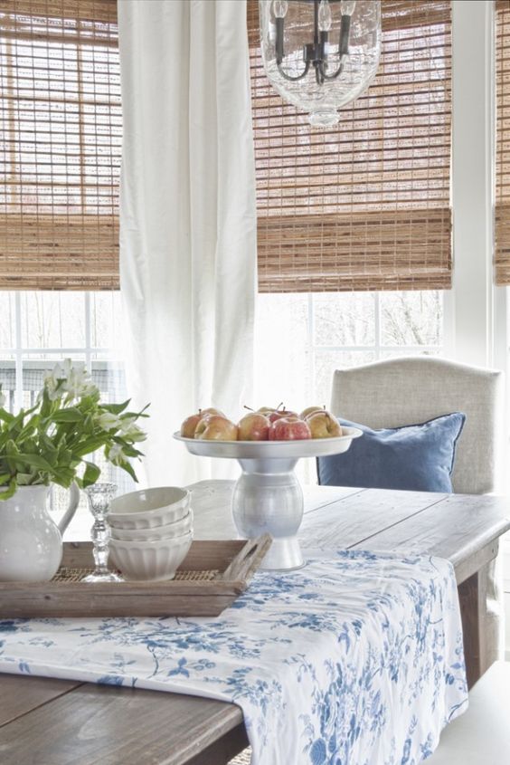 Bambus: Światło i cień Lekkie rolety bambusowe na oknie: naturalne światło i prywatność.