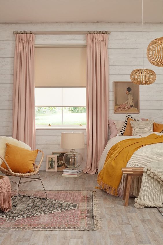 Rolety i zasłony: Duet Połączenie rolet okiennych z tradycyjnymi zasłonami: warstwowa dekoracja okna.