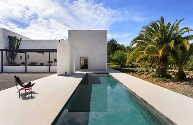 Ibizkańska harmonia designu Willa na Ibizie: połączenie tradycyjnej architektury z minimalistycznym designem wnętrz 2026.