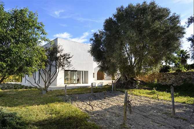 Wewnętrzny dziedziniec Ibizy Rustykalne wnętrza willi na Ibizie z minimalistycznym designem i wewnętrznym dziedzińcem.