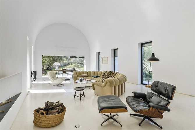 Minimalizm na Ibizie Minimalistyczny design wnętrz willi na Ibizie z białymi tynkami i naturalnym światłem.