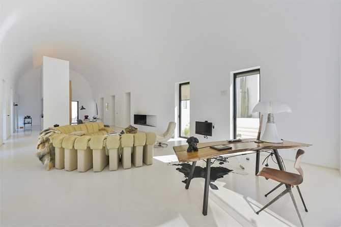 Perspektywa salonu Widok na salon w willi na Ibizie: minimalistyczny design i naturalne materiały.