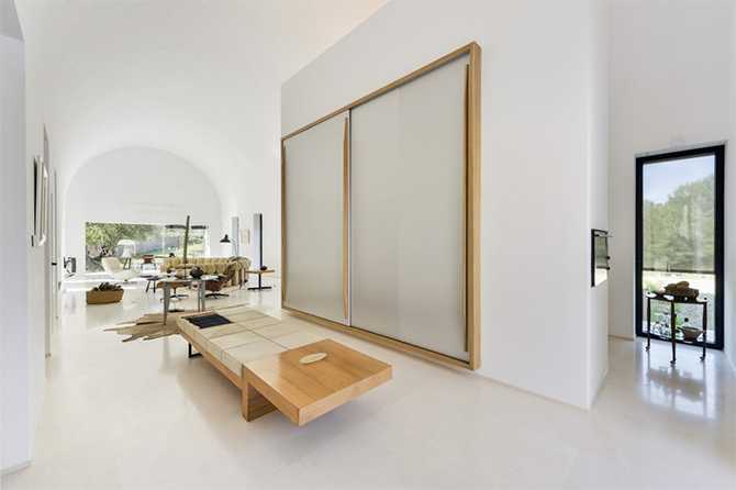 Ibizkańska brama Wejście do willi na Ibizie: minimalistyczny design i tradycyjna architektura.