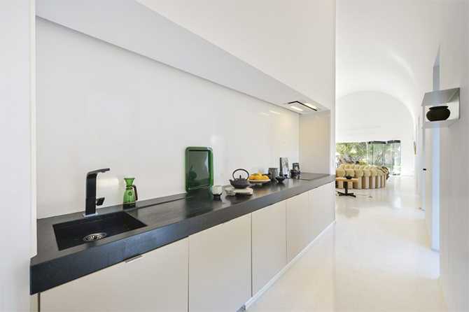 Kuchnia w stylu Ibizy Kuchnia w willi na Ibizie: minimalistyczny design, białe tynki i funkcjonalność.
