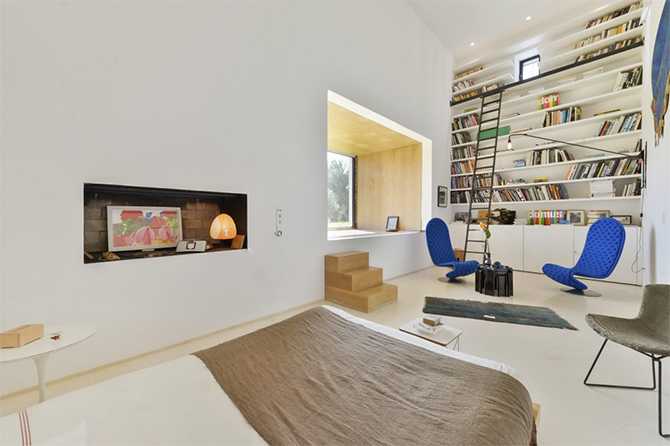 Sypialnia Ibizański Minimalizm Sypialnia główna w willi na Ibizie: minimalistyczny design i białe tynki.