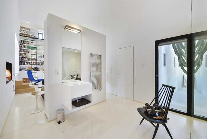 Łazienka Ibizańskiego Snu Łazienka w sypialni głównej w stylu ibizańskim: białe tynki i minimalistyczny design.