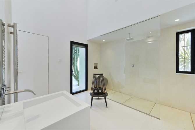 Ibizańska Łazienka 2026 Nowoczesna łazienka w stylu ibizańskim: minimalistyczny design i naturalne materiały w 2026.