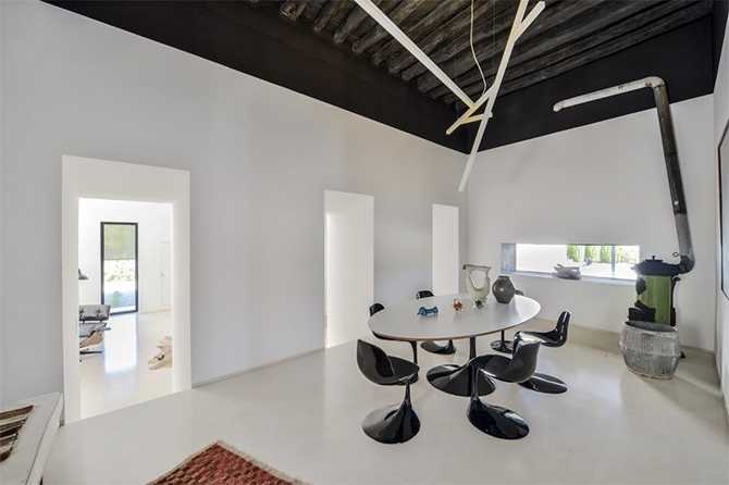 Rustykalna Jadalnia Ibiza Jadalnia w willi na Ibizie: rustykalny stół i krzesła, minimalistyczny design wnętrza.