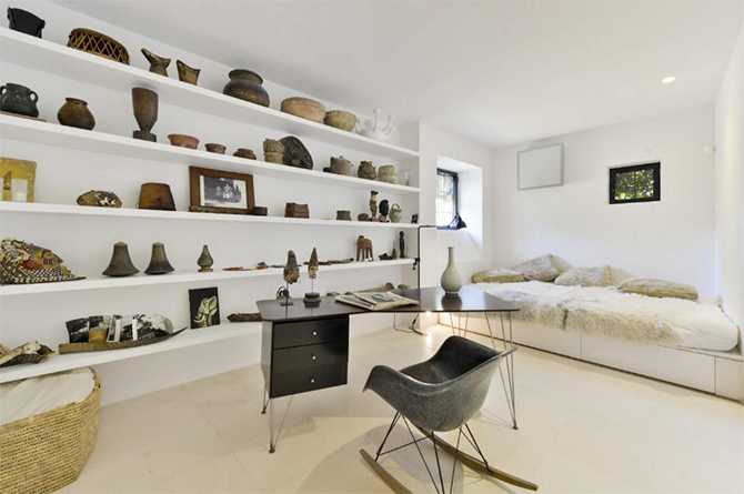 Ibizańska Druga Sypialnia Druga sypialnia w willi na Ibizie: minimalistyczny design i białe tynki, inspiracje 2026.