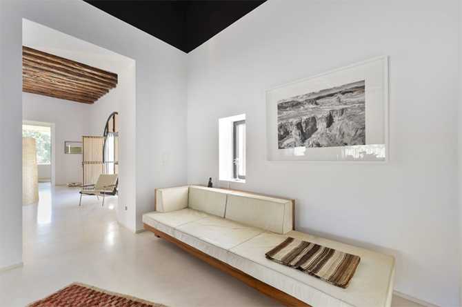 Korytarz Ibizańskiego Domu Korytarz w willi na Ibizie: minimalistyczny design, białe tynki i naturalne światło.