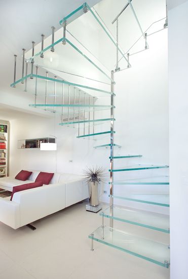 Schody spiralne: klasa Eleganckie schody spiralne do domu, ciemne drewno, subtelne oświetlenie