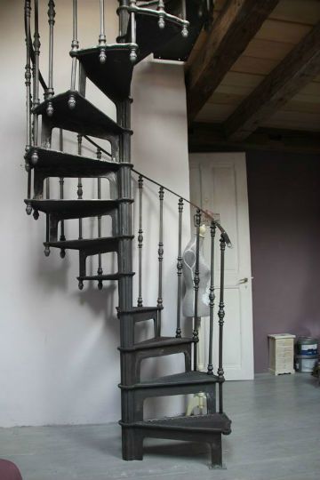 Loftowe schody metalowe Nowoczesne schody kręcone w loftowym stylu z metalu, pasujące do małego mieszkania.