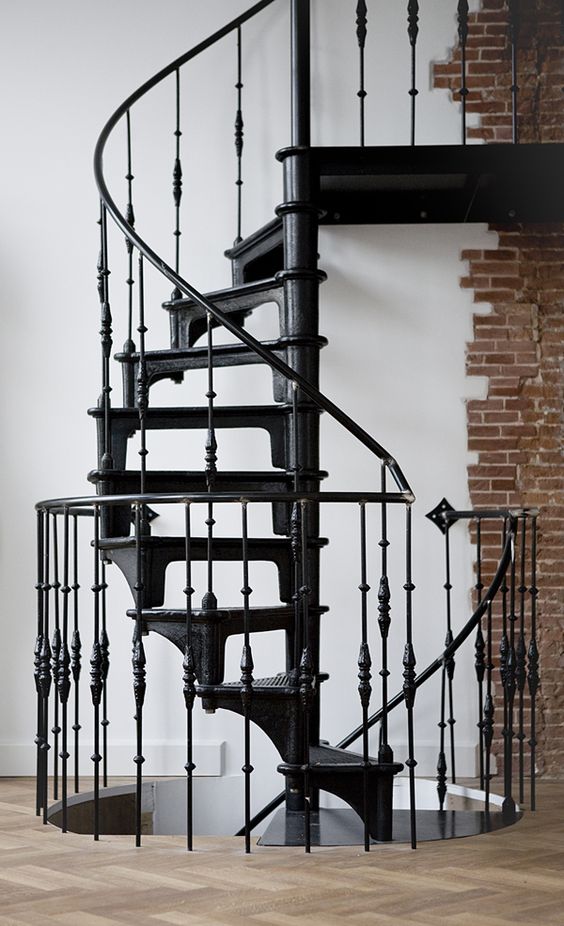 Dębowe schody na lata Schody kręcone dębowe na zamówienie, solidne i trwałe, idealne do Twojego domu.