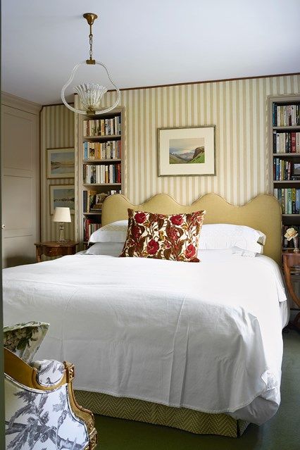 Jasna sypialnia, więcej przestrzeni Aranżacja małej sypialni w jasnych kolorach z elementami optycznego powiększenia przestrzeni.