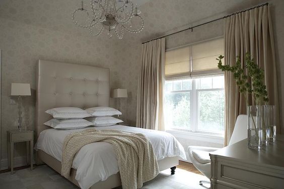 Okno powiększa przestrzeń Aranżacja małej sypialni z optycznym powiększeniem przestrzeni za pomocą dużego okna i jasnych zasłon.