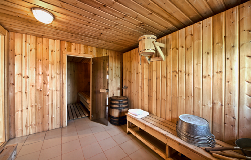 Drewno w łazience Łazienka rustykalna 2026: naturalne drewno odporne na wilgoć w wykończeniu ścian.