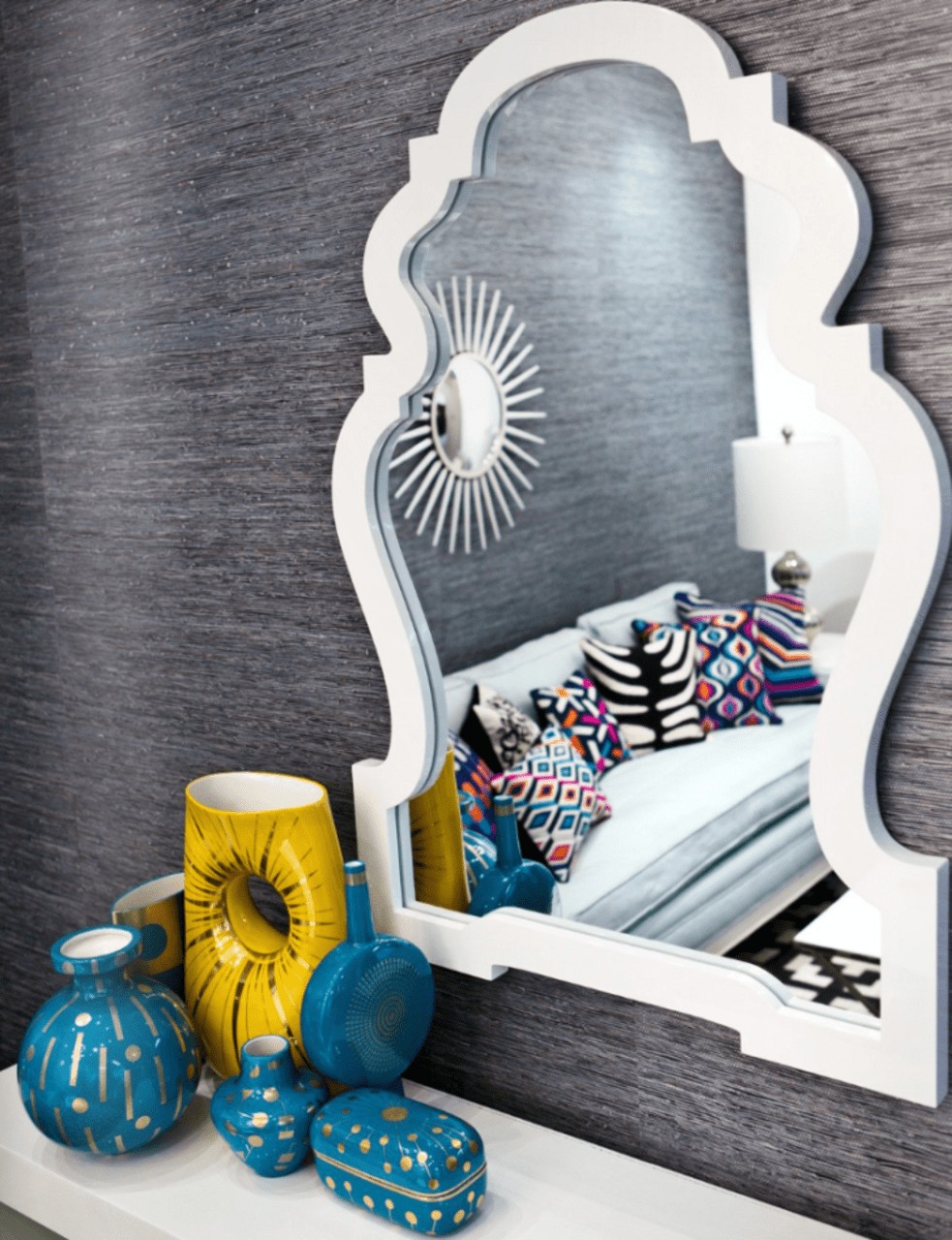 Struktura tapety szklanej Szczegółowe zbliżenie na strukturę tapety szklanej w łazience, ukazujące jej walory estetyczne.