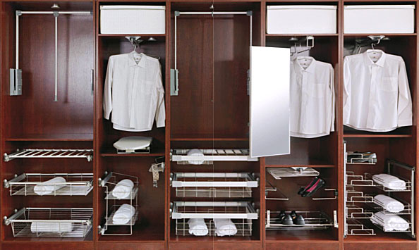 Praktyczna szafa do przedpokoju Wbudowana szafa-kupe w przedpokoju, oszczędność miejsca i praktyczne przechowywanie 2026.