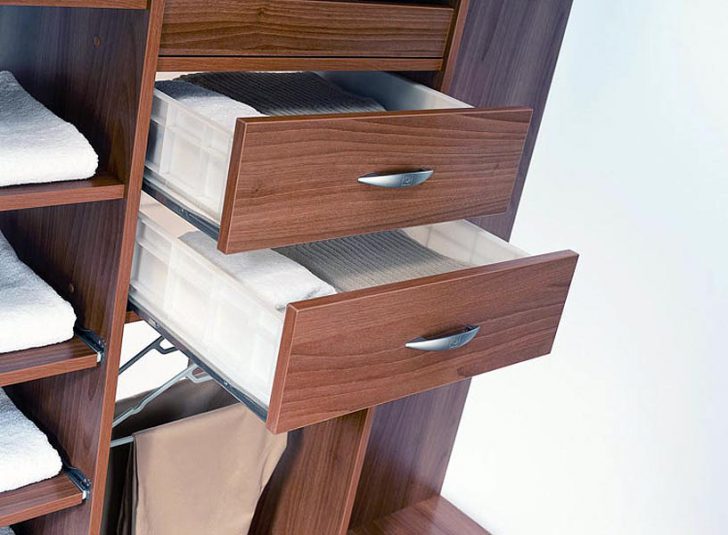 Szafa wnękowa: porządek Szafa wnękowa z przesuwnymi drzwiami w przedpokoju - optymalne rozwiązanie dla małego mieszkania.