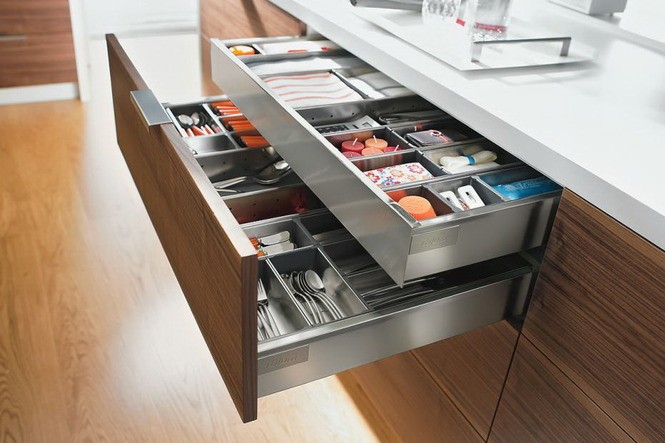 Kuchnia bez bałaganu Systemy wysuwne do kuchni: optymalne wykorzystanie przestrzeni w szufladach i szafkach