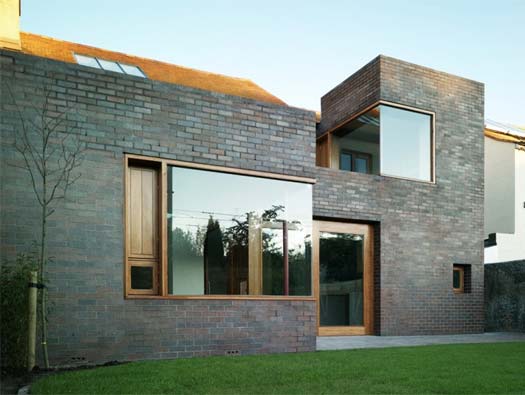 Panoramiczne widoki w domu Dom skandynawski z panoramicznymi oknami na dwóch kondygnacjach w otoczeniu zieleni