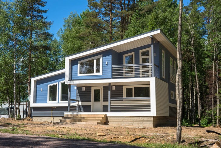 Minimalistyczny skandynawski dom Wysoki, drewniany dom w stylu skandynawskim z dużymi oknami i minimalistycznym designem