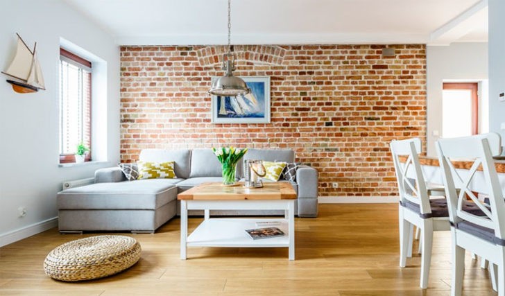 Ceglana ściana w salonie Akcentująca ściana z bielonej cegły w salonie w stylu skandynawskim.