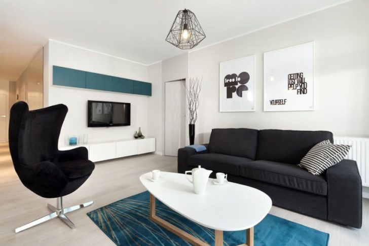 Czarne akcenty w bieli Umiarkowane użycie czerni w białym skandynawskim wnętrzu dodaje elegancji.