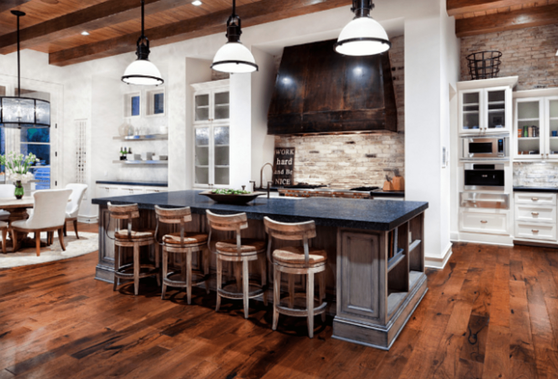 Nowoczesność w rustyku Nowoczesne elementy dekoracyjne w rustykalnym domu w Teksasie 2026.