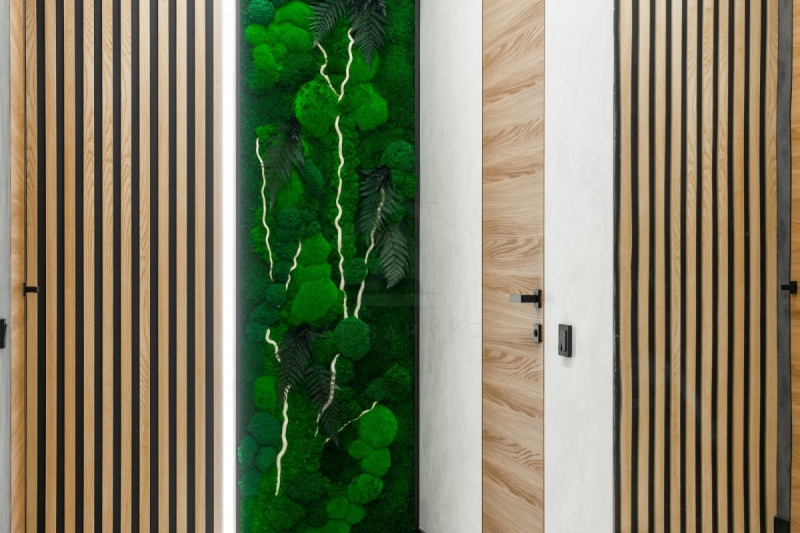 Zielona ściana w domu Imponująca zielona ściana z żywych roślin w nowoczesnym wnętrzu, ogród wertykalny 2026.